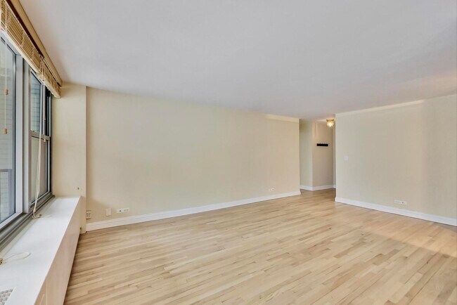 Building Photo - 400 E Randolph St