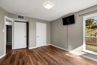 Building Photo - 8522 Scenic Green Dr