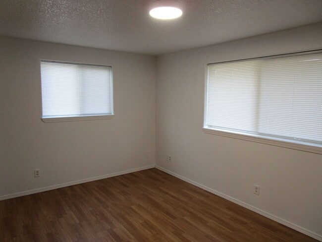 Building Photo - 2 Bedroom Duplex Near Library - Water/Sewe...