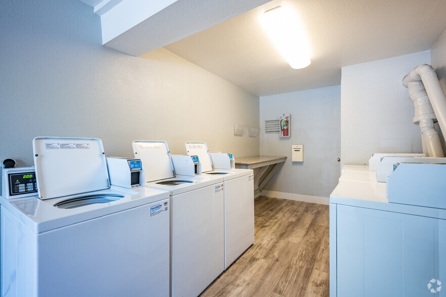 Cedarwood Apartments - 725 W College Ave Santa Rosa, CA 95401