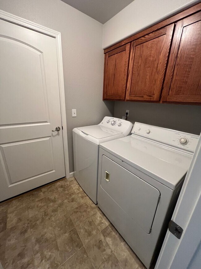 Foto del edificio - 2BD/2BATH - BEAUTIFUL NORTHWEST HOME W/2 C...