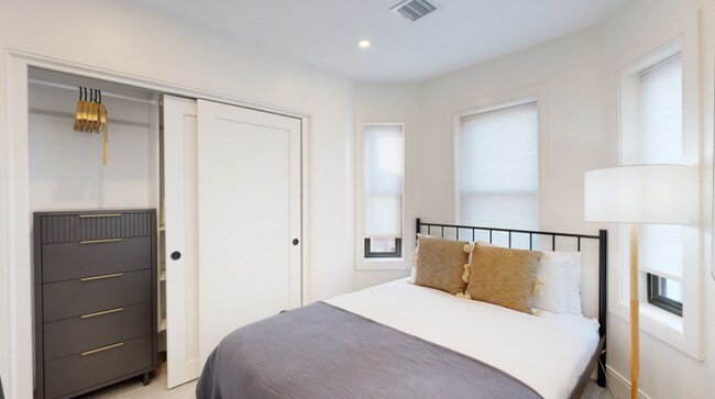 Foto del edificio - 353 E 8th St