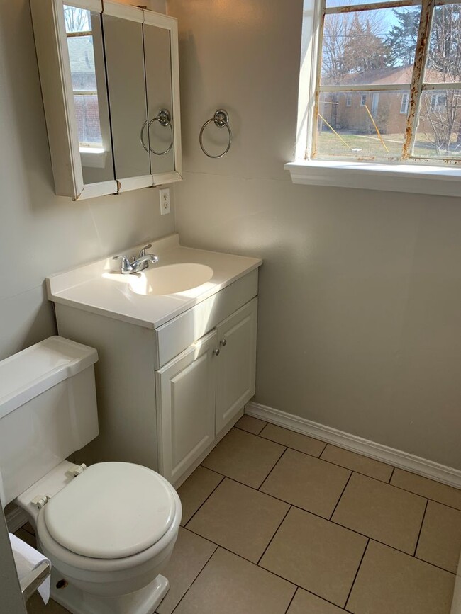 Building Photo - $525 - 1 bedroom/ 1 bathroom - Cozy fourplex