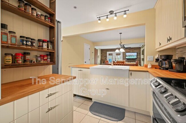 Foto del edificio - 246 Stefan Dr