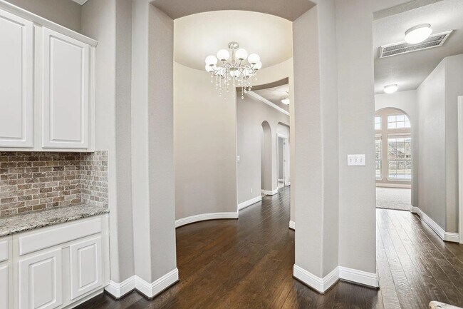 Building Photo - 8804 Vantage Point Dr
