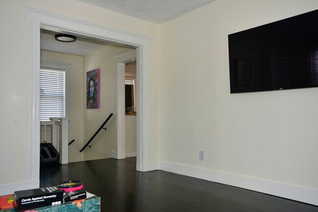 Building Photo - Modern Three Bedroom Condo - Near Boston