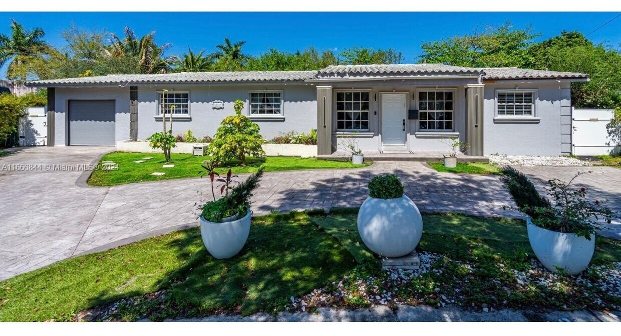 Foto principal - 18600 NE 7th Ct