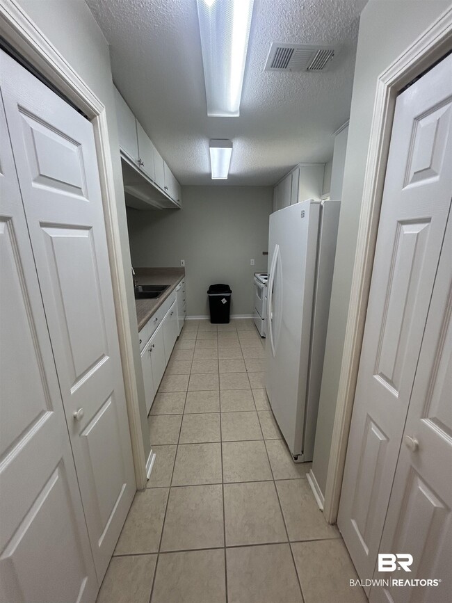 Building Photo - 9474 Villas Dr