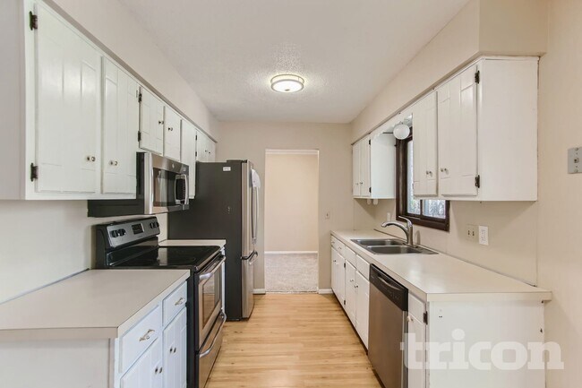 Foto del edificio - 13101 Thomas Ave