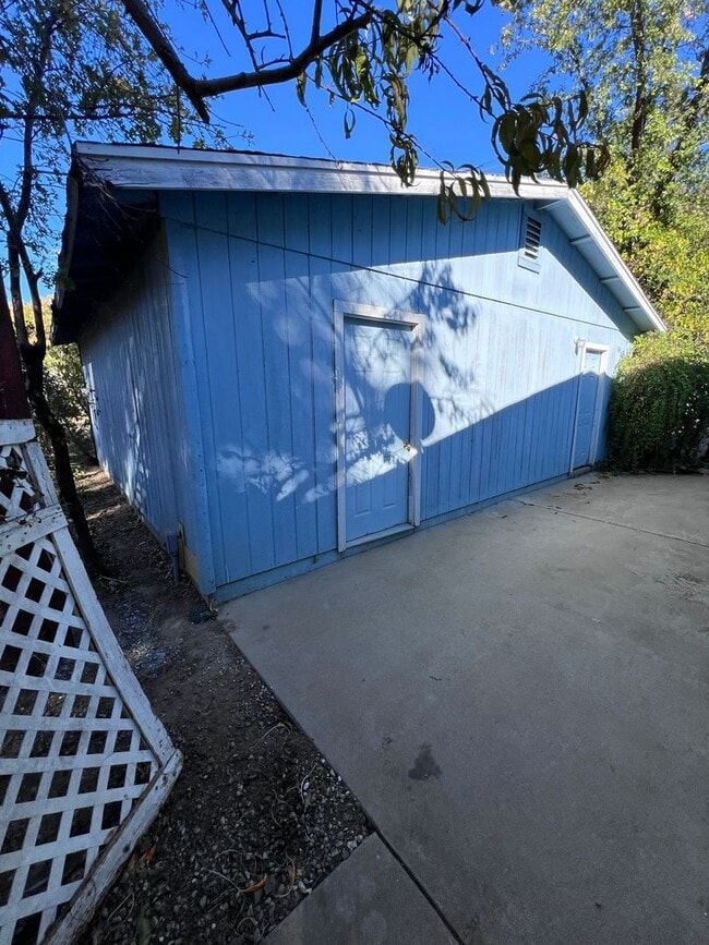 Building Photo - Country Setting 4-bedroom, 2-bathroom home!