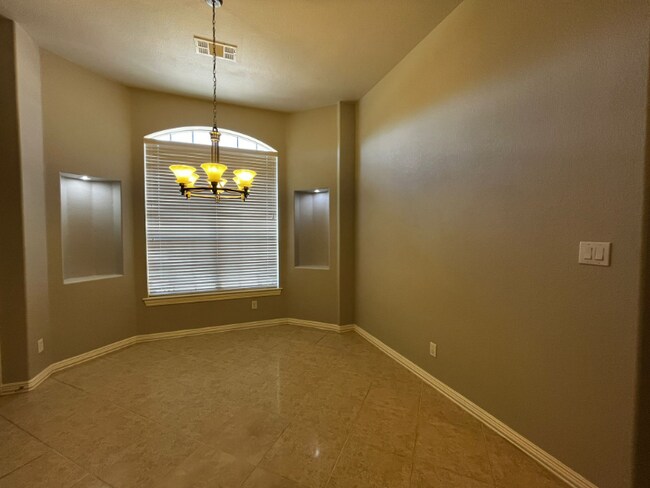 Building Photo - 1011 Drake Dr
