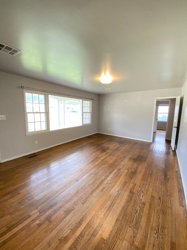 Building Photo - Cute 2 Bed 1 Bath in The Village
