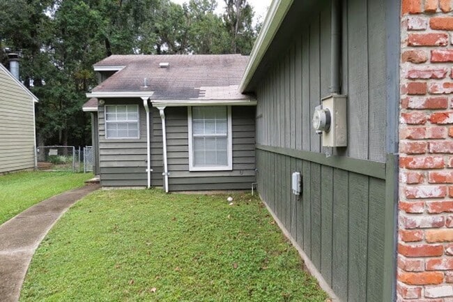 Building Photo - Awesome Townhouse with a Garage!