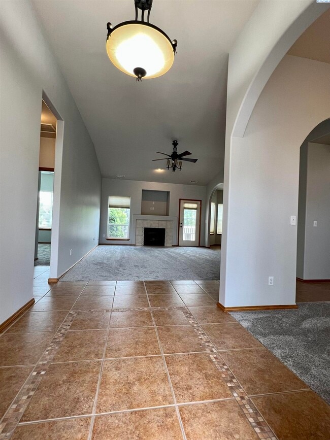 Building Photo - South Richland Freshly Updated w/Bonus