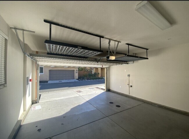 Building Photo - Beautiful and Sunny Home in Roseville Awaits!