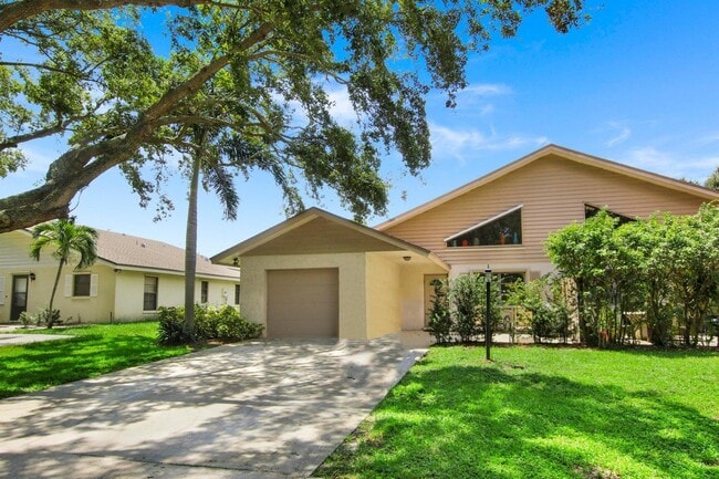 Building Photo - 2046 Cove Ln