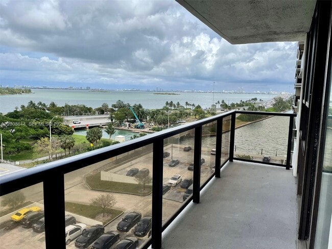 Foto del edificio - 600 NE 36th St