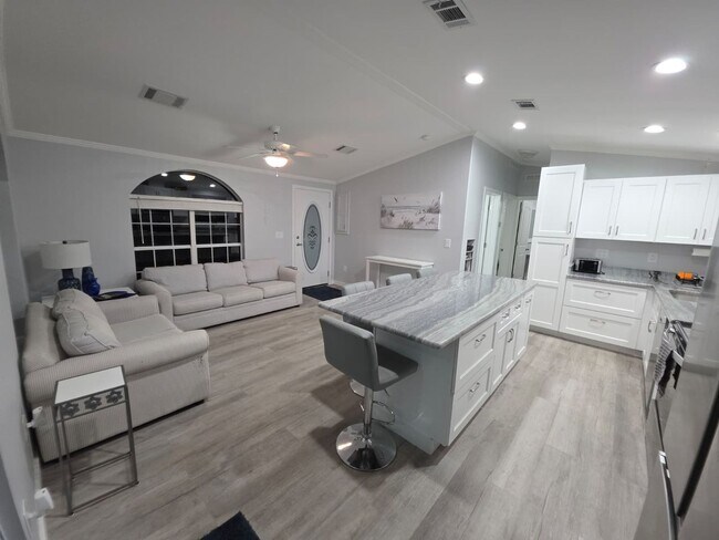Building Photo - Newly Remodeled / Furnished 2 Bedroom / 2 Bathroom
