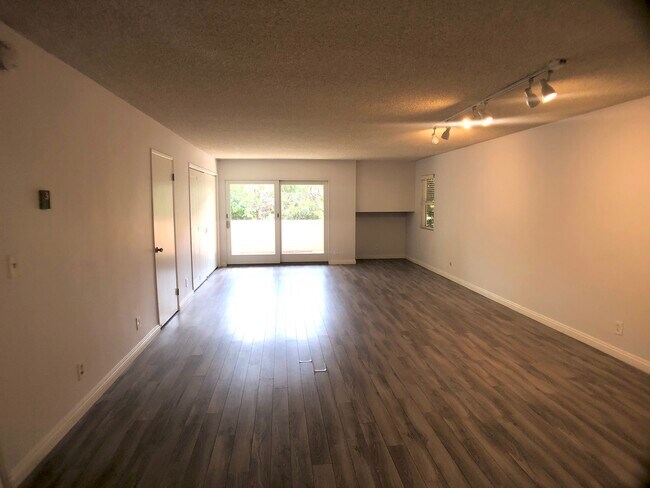 Foto del edificio - 6151 Canterbury Dr