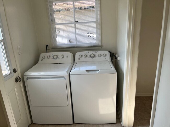 Foto del edificio - 3 bedroom home in Lakewood now ready to rent!