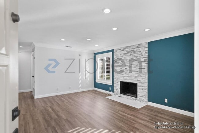 Building Photo - Unit