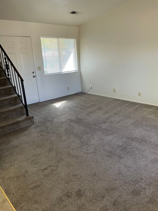 Foto del edificio - 3 Bedroom 2 Bath available this Summer!