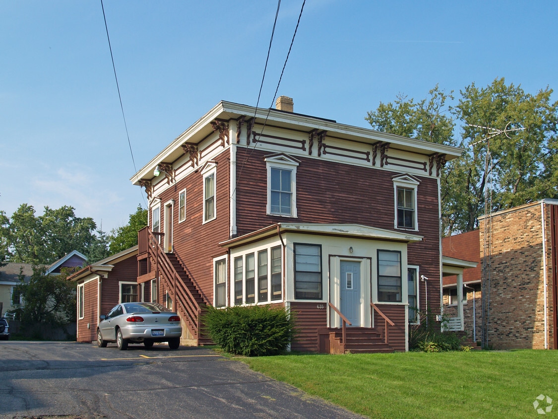631639 McHenry Ave, Woodstock, IL 60098 Apartments in Woodstock, IL