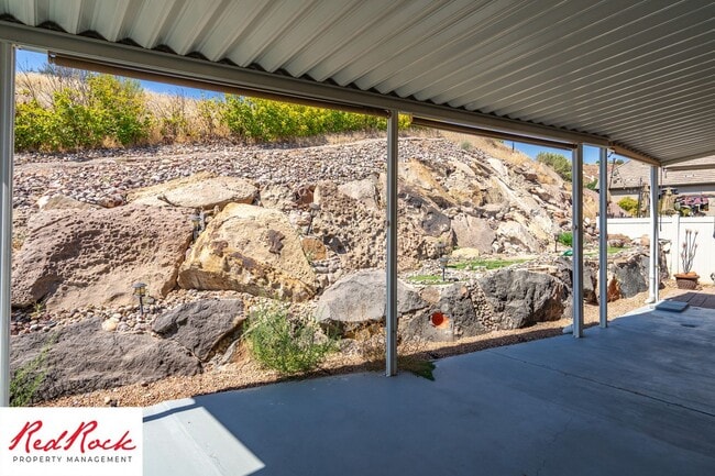 Building Photo - Newly painted interior, Pet friendly 3 bed...