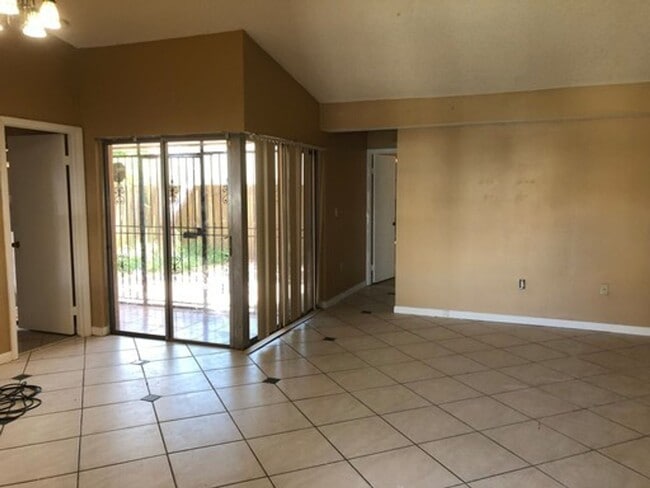 Photo - Sierra Ridge # 2 Apartment