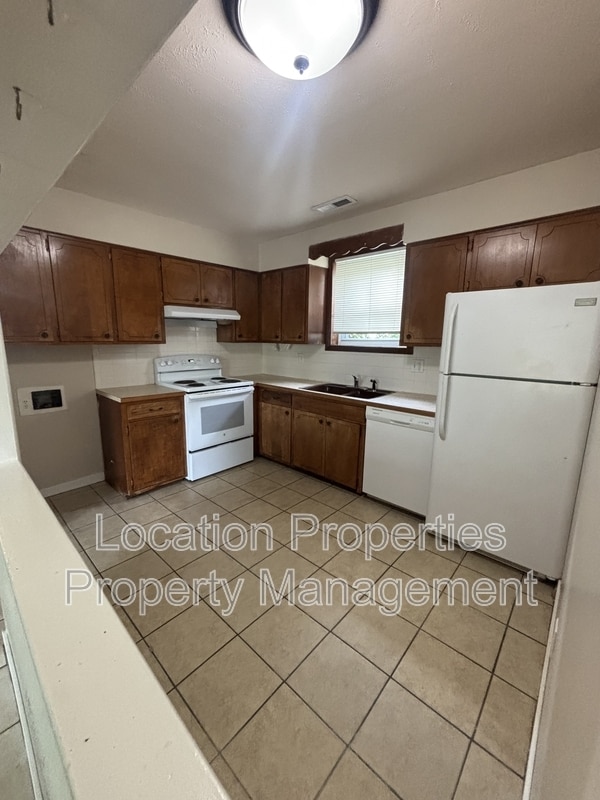 Building Photo - 2428 Cedarwood Ave