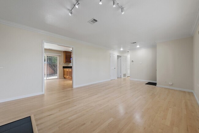 Building Photo - Beautiful 3BR/2BA Home in Highly Desirable...