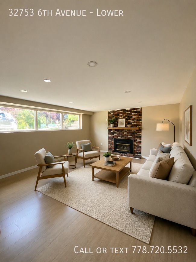 Building Photo - Half Duplex 2 Bedroom 1 Bath