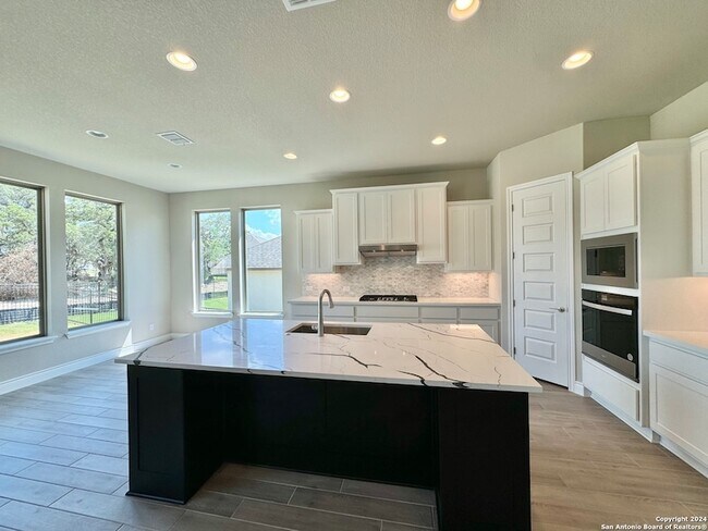 Building Photo - 211 Corazon