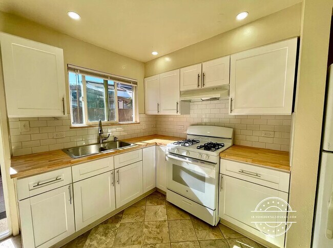 Building Photo - 522 W Gutierrez St