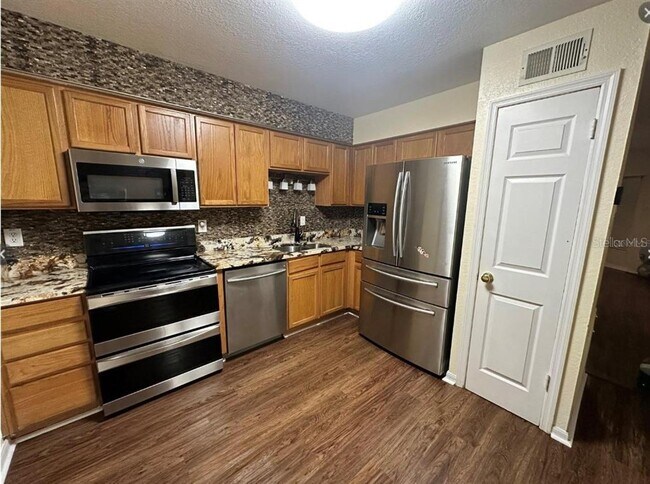 Foto del edificio - 13604 Embassy Park Ct
