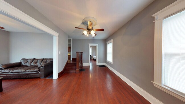 Living room/foyer - 408 S Beech St