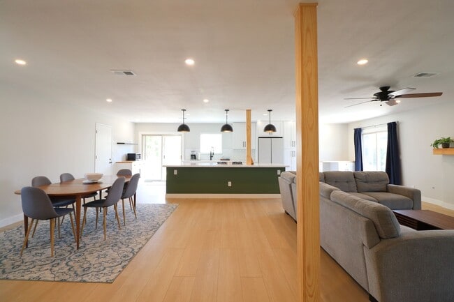 Building Photo - 586 Poppy Ln