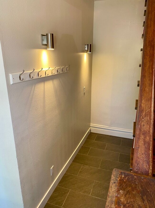 Building Photo - Spacious 4 bedroom Historic House - Available for Fall 2026-2027!