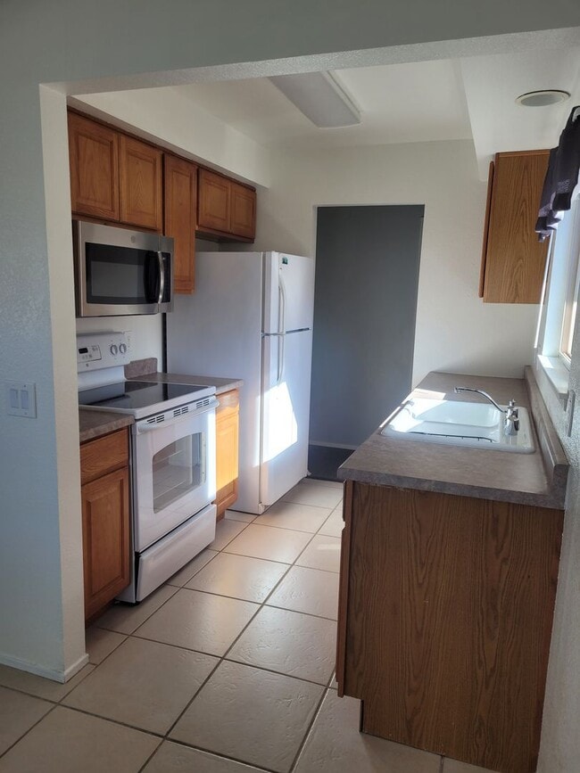 Building Photo - Great two bedroom/one bath in town!