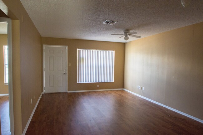 Foto del edificio - Available Now! 2/1 half duplex home!