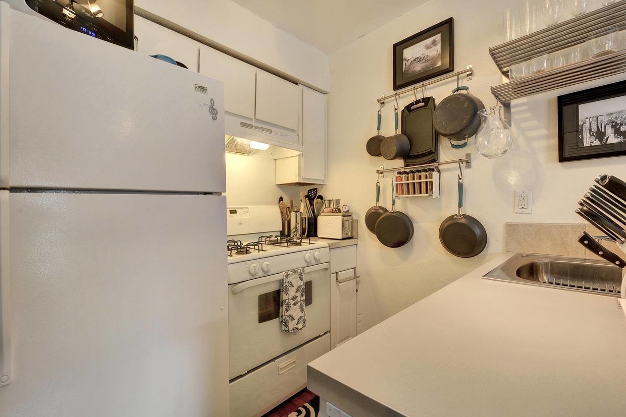 Primary Photo - 305 W 35th St