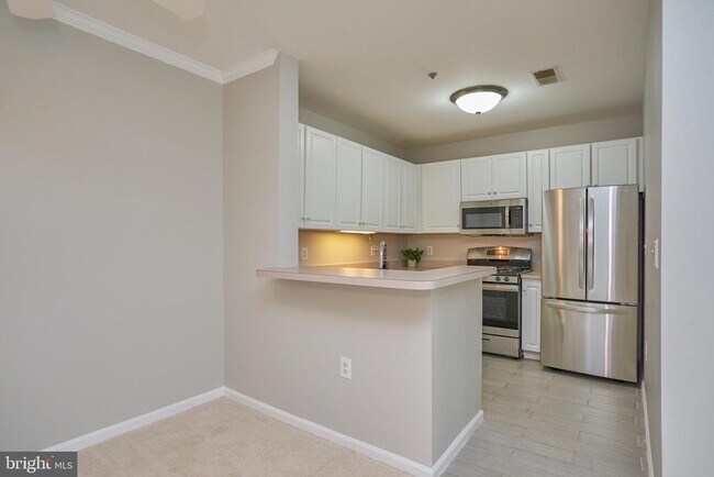 Foto del edificio - 6990 Falls Reach Dr