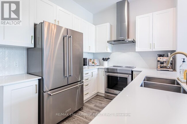 Building Photo - 1 Redfern Ave