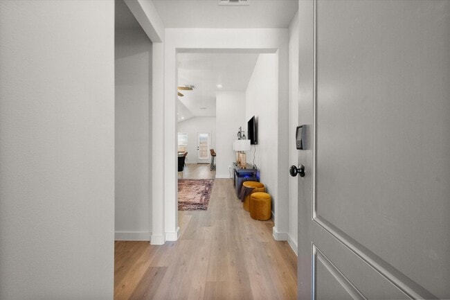 Foto del edificio - Four Beds, All Appliances, All Smiles!