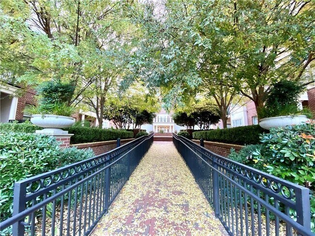 Building Photo - 3635 E Paces Cir