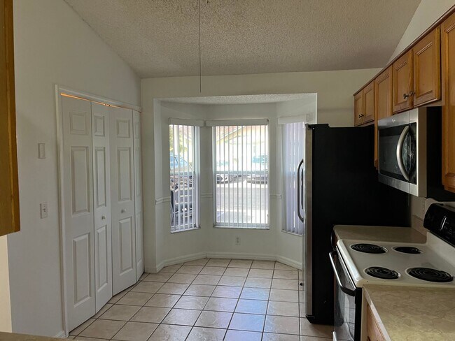 Foto del edificio - Great location, freshly painted, close to turnpike.