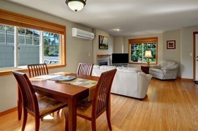Building Photo - 2-bedroom, 2.5-bathroom Licton Springs Tow...