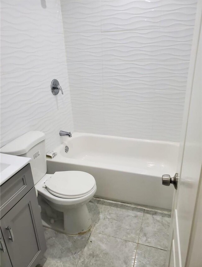 Foto del edificio - 830 E 220th St