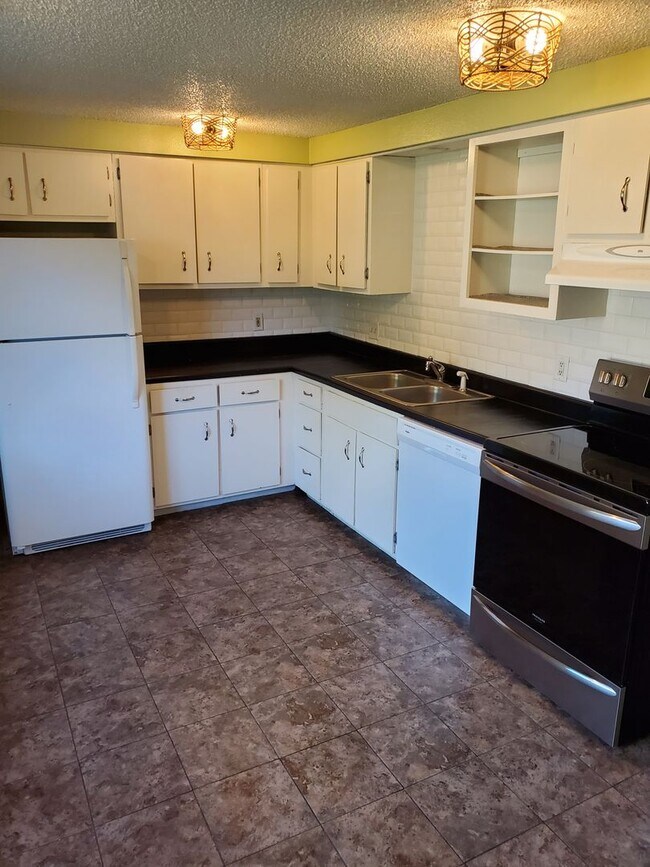 Foto del edificio - 3 Bedroom 1.5 Bath home updated with Garage!