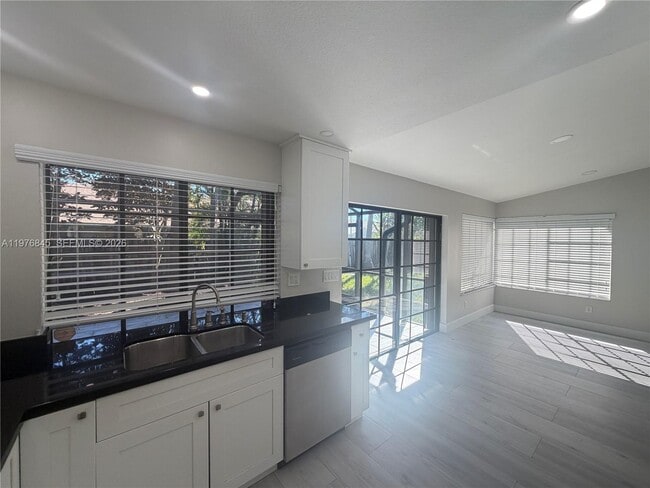 Foto del edificio - 10241 SW 132nd Ave